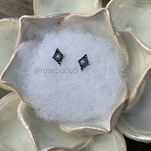 💋🆕Super Dainty Silver + Turquoise Stud Earrings - Picture 4 of 8